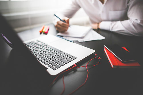 Personne travaillant à l'ordinateur